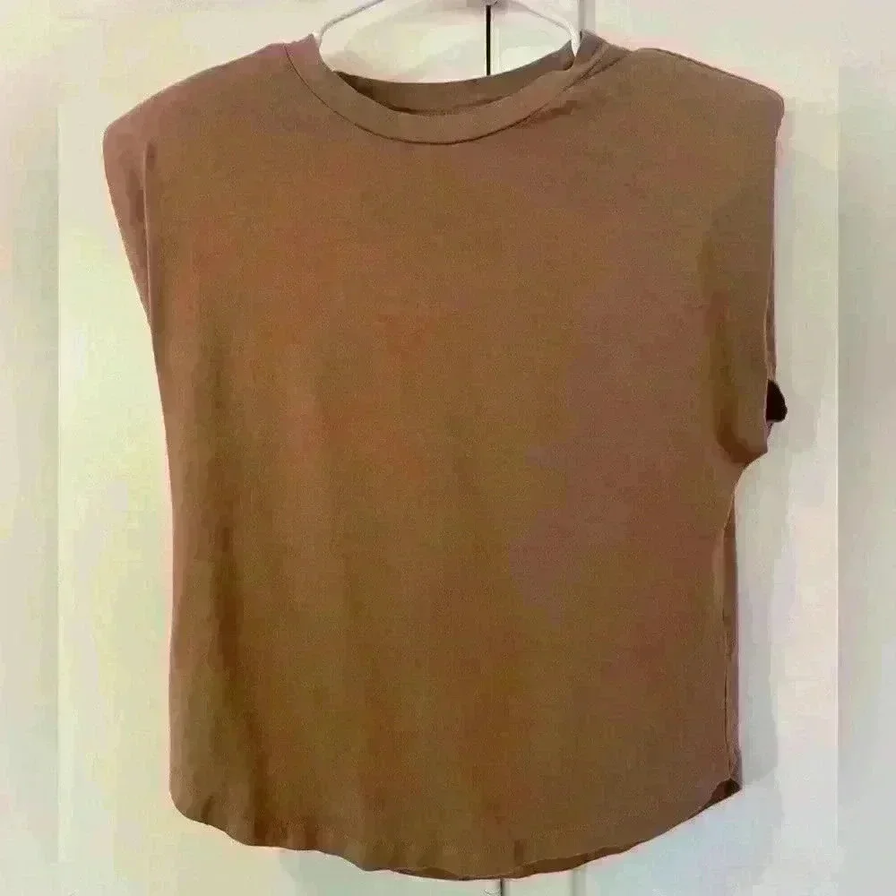 Good American Strong Shoulder Tee in Brown, Size 1 (small/medium)
